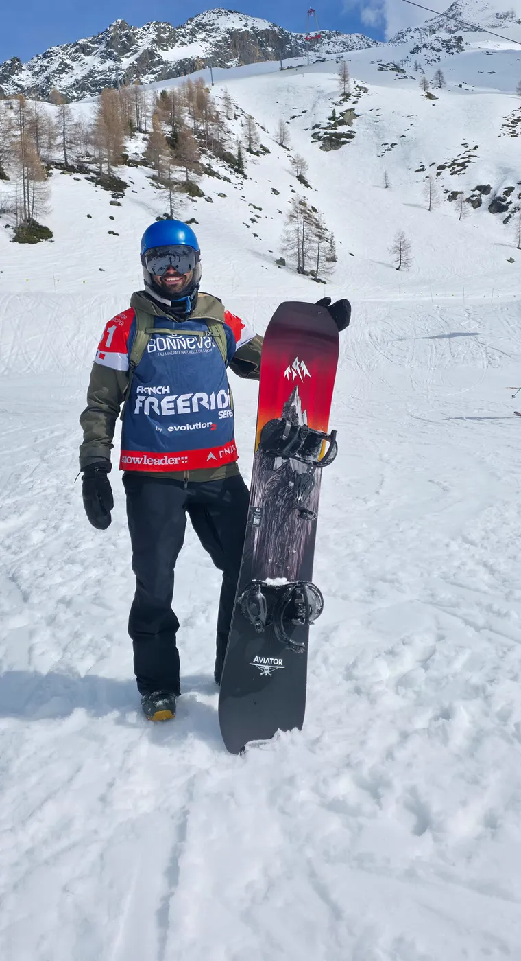 Nathan avec son snowboard sur une étape de la French Freeride Series